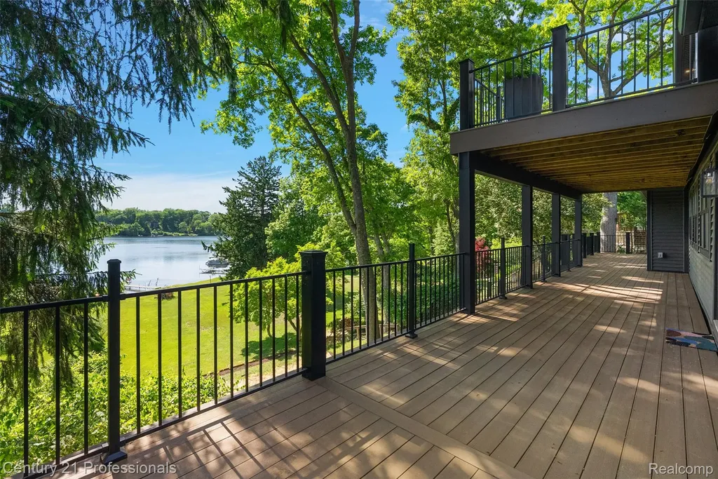1420 Pettibone Lake Road Highland Charter Township MI 48356