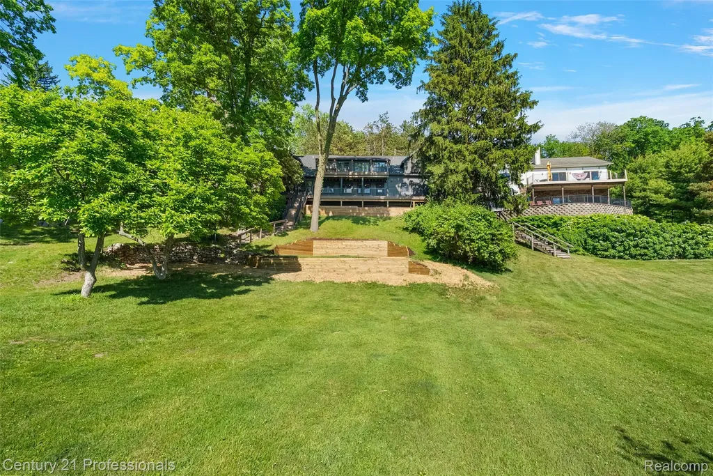 1420 Pettibone Lake Road Highland Charter Township MI 48356