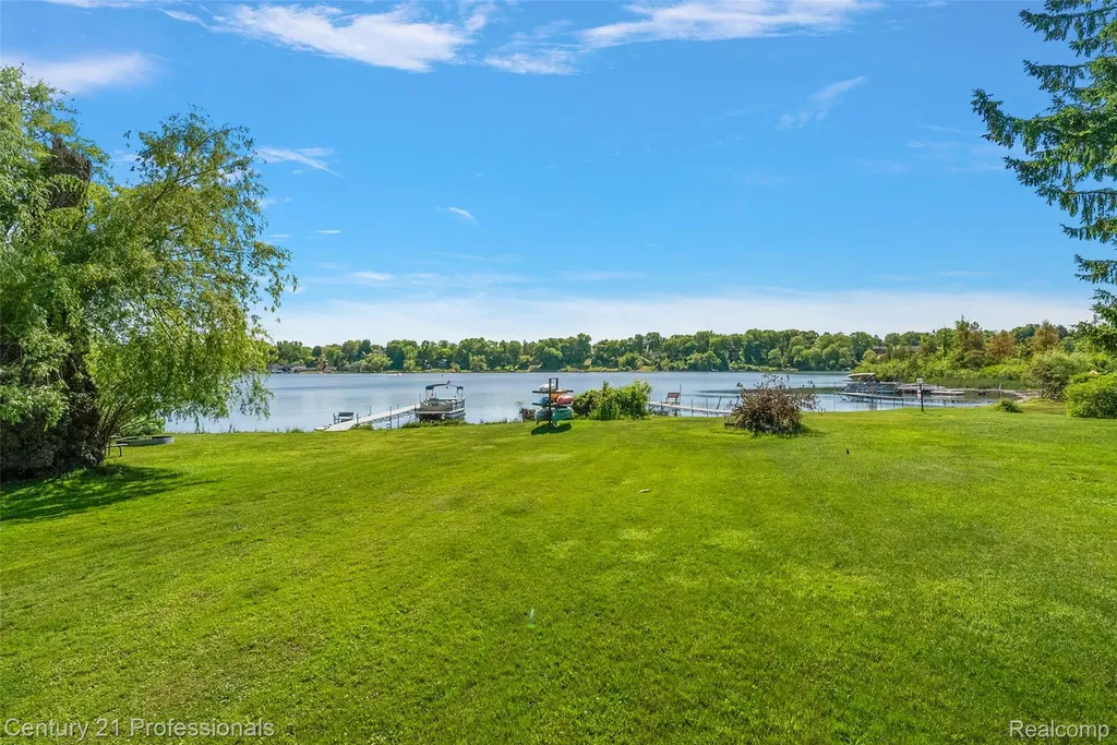 1420 Pettibone Lake Road Highland Charter Township MI 48356