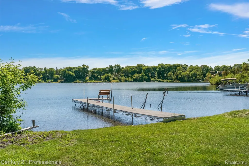 1420 Pettibone Lake Road Highland Charter Township MI 48356