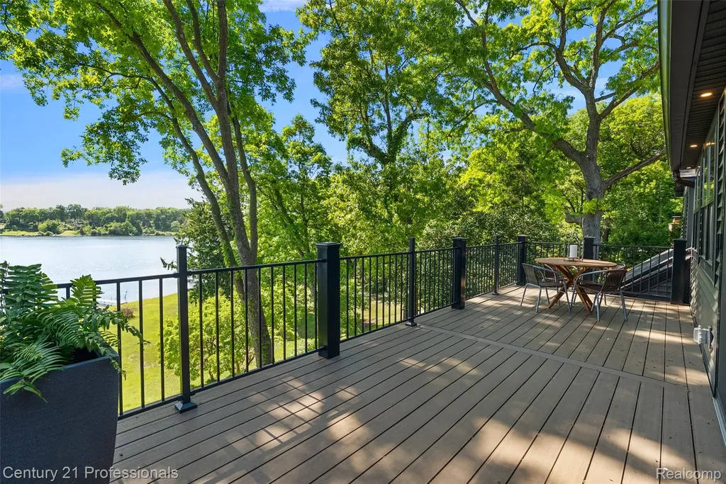1420 Pettibone Lake Road Highland Charter Township MI 48356