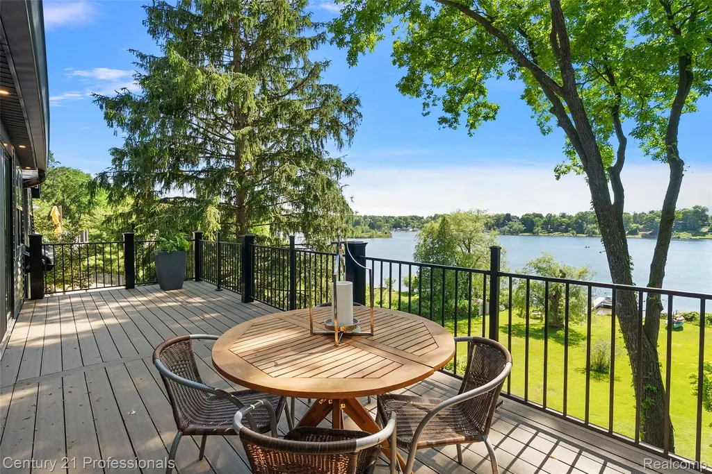 1420 Pettibone Lake Road Highland Charter Township MI 48356