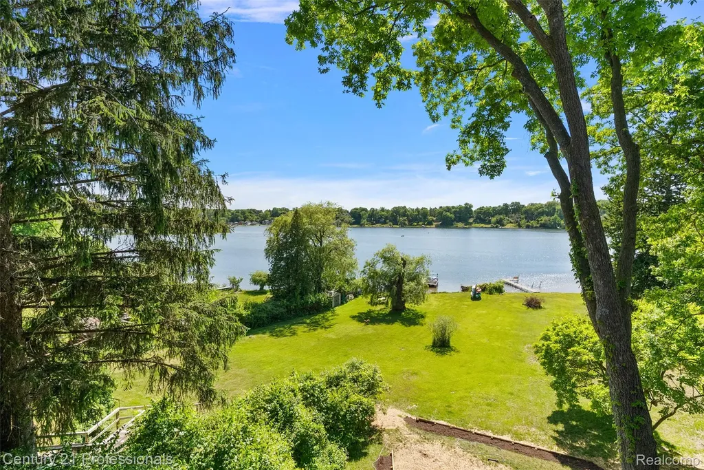 1420 Pettibone Lake Road Highland Charter Township MI 48356
