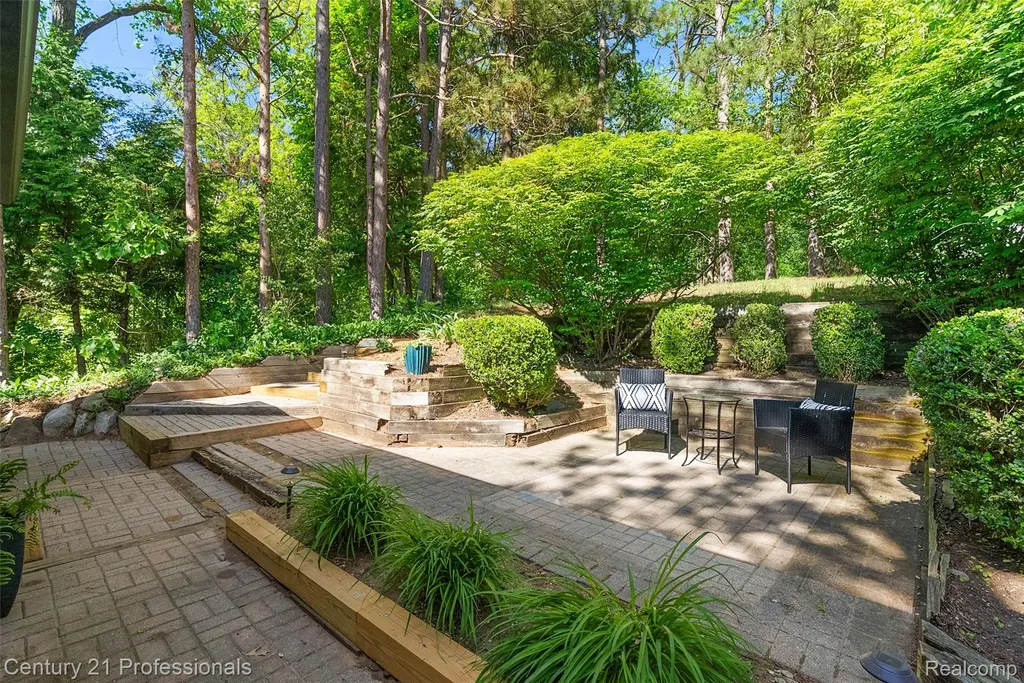 1420 Pettibone Lake Road Highland Charter Township MI 48356