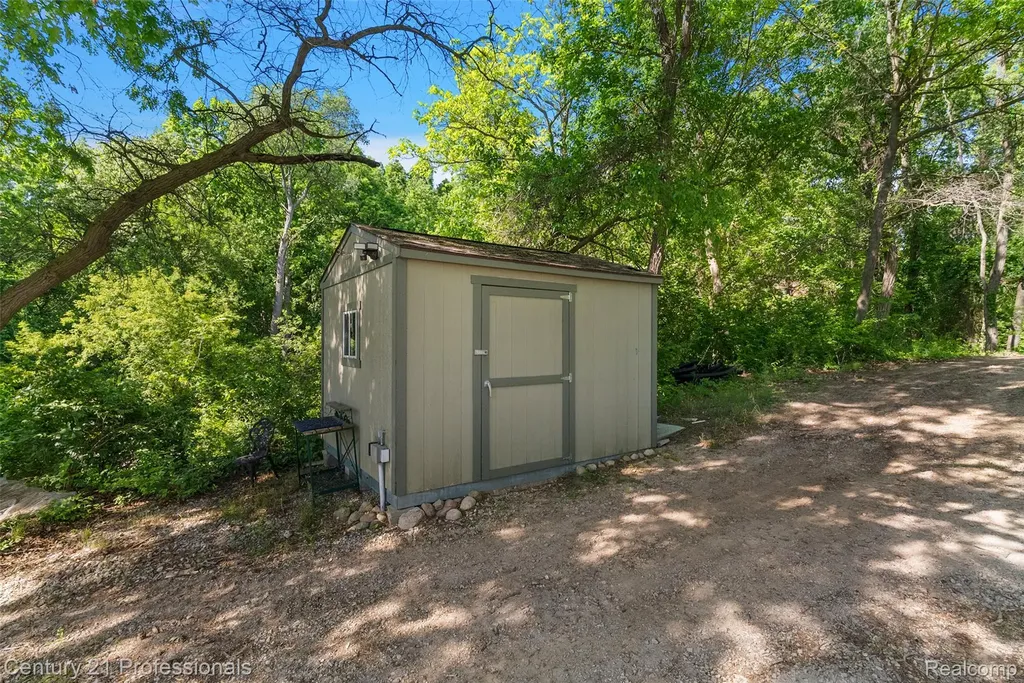 1420 Pettibone Lake Road Highland Charter Township MI 48356