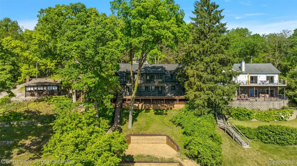1420 Pettibone Lake Road Highland Charter Township MI 48356