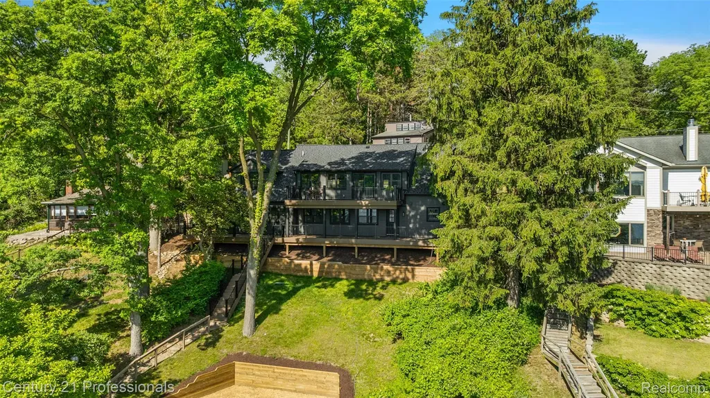 1420 Pettibone Lake Road Highland Charter Township MI 48356