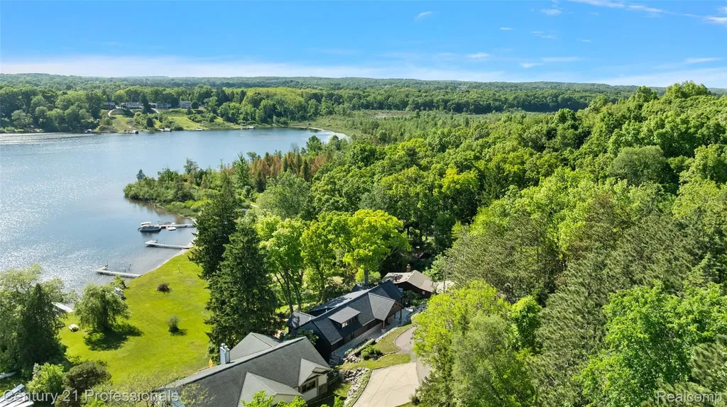 1420 Pettibone Lake Road Highland Charter Township MI 48356