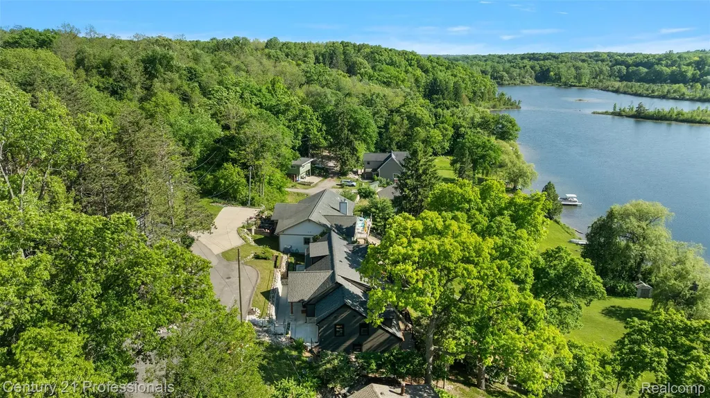 1420 Pettibone Lake Road Highland Charter Township MI 48356