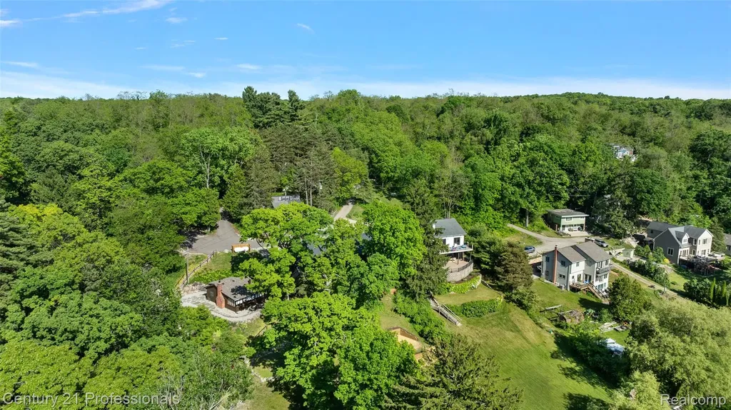1420 Pettibone Lake Road Highland Charter Township MI 48356