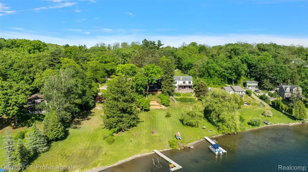 1420 Pettibone Lake Road Highland Charter Township MI 48356