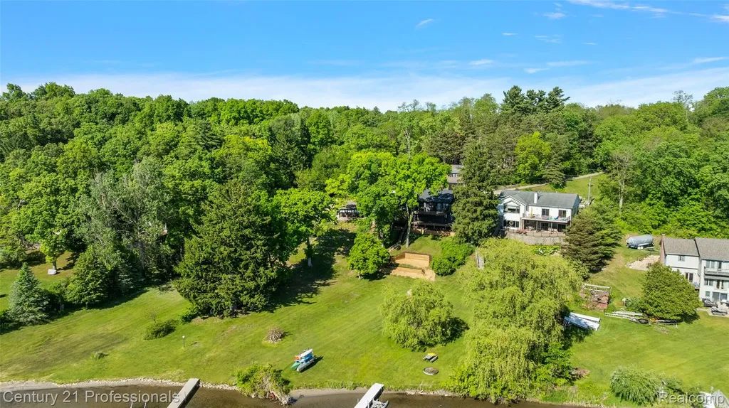1420 Pettibone Lake Road Highland Charter Township MI 48356