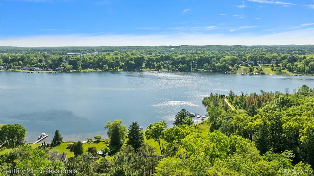 1420 Pettibone Lake Road Highland Charter Township MI 48356