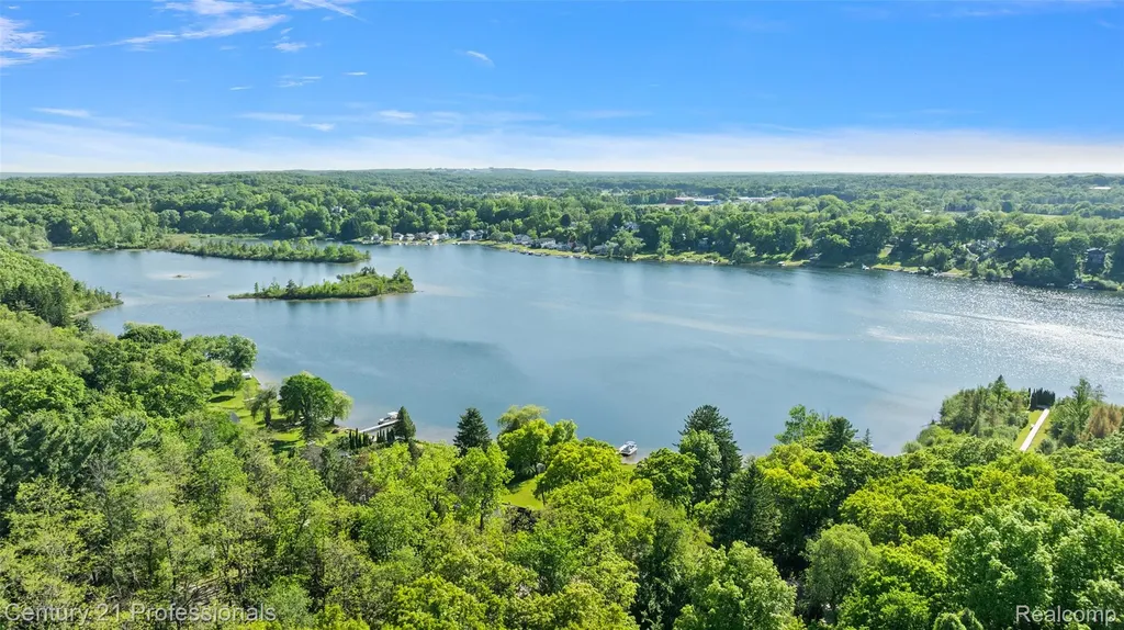 1420 Pettibone Lake Road Highland Charter Township MI 48356