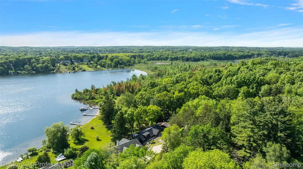 1420 Pettibone Lake Road Highland Charter Township MI 48356
