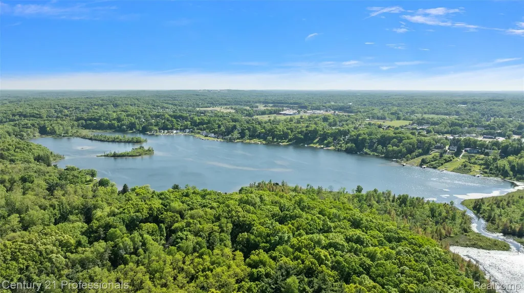 1420 Pettibone Lake Road Highland Charter Township MI 48356