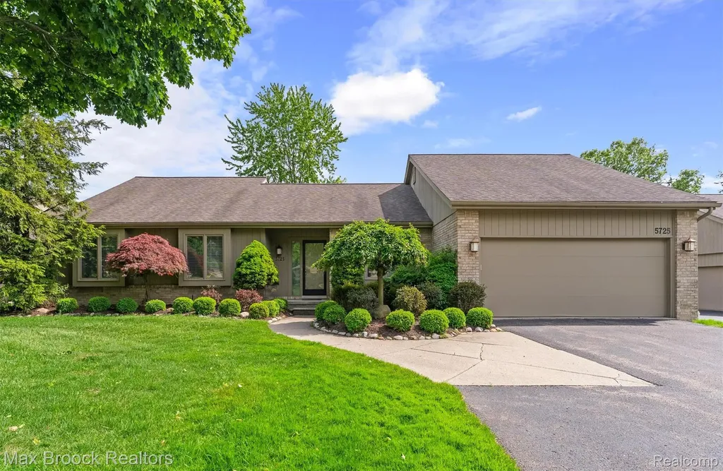 5725 Ridgewood Road West Bloomfield Charter Township MI 48322