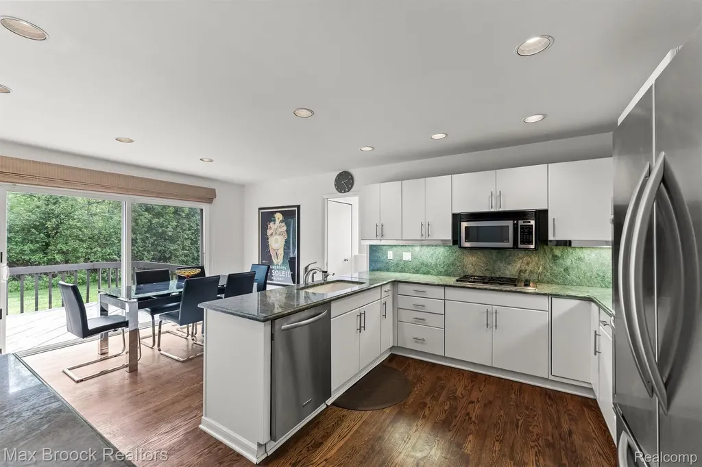 5725 Ridgewood Road West Bloomfield Charter Township MI 48322
