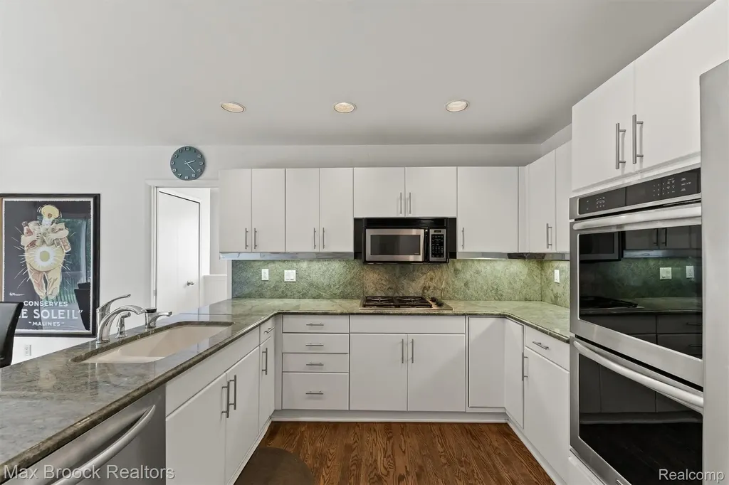 5725 Ridgewood Road West Bloomfield Charter Township MI 48322