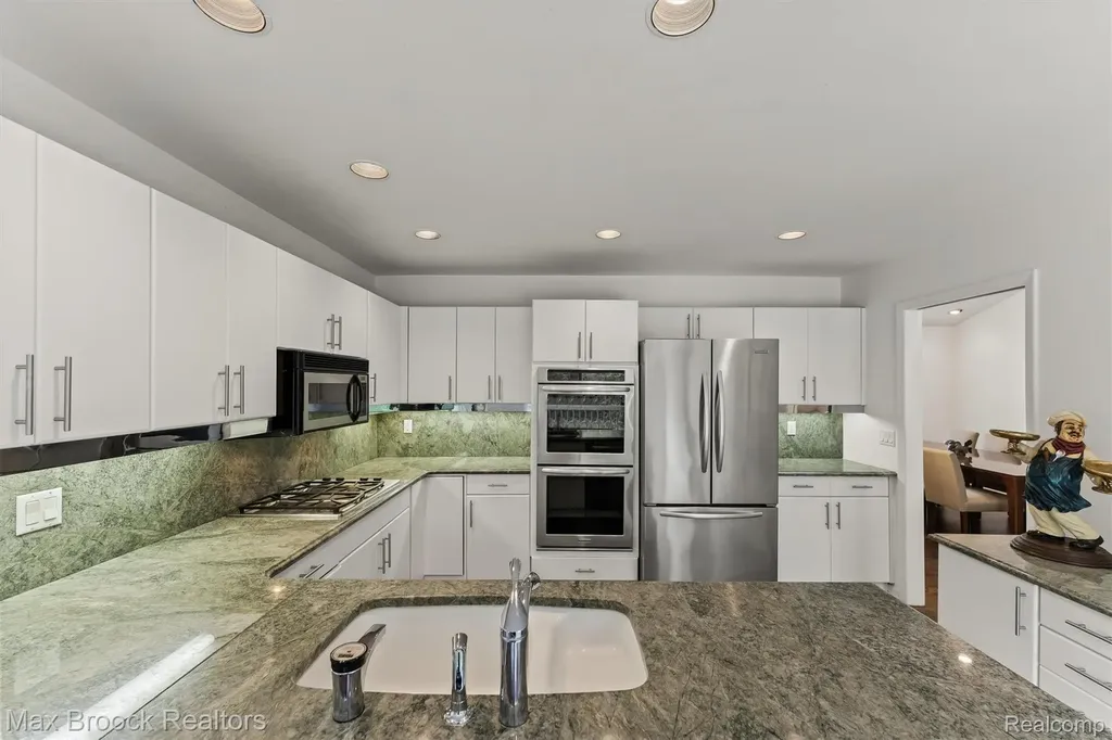 5725 Ridgewood Road West Bloomfield Charter Township MI 48322
