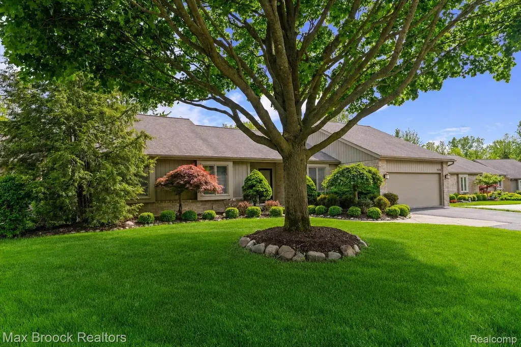 5725 Ridgewood Road West Bloomfield Charter Township MI 48322