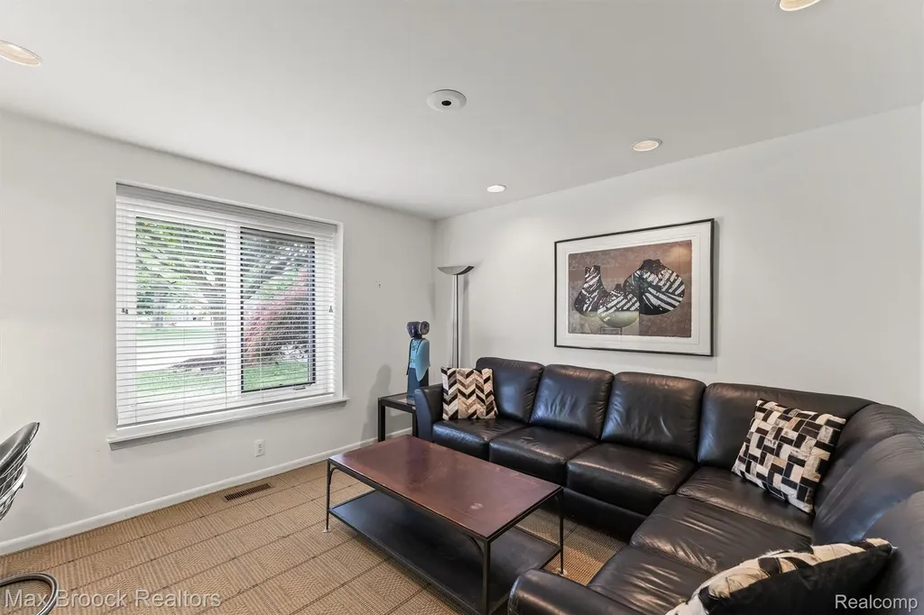 5725 Ridgewood Road West Bloomfield Charter Township MI 48322