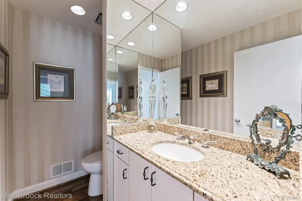 5725 Ridgewood Road West Bloomfield Charter Township MI 48322