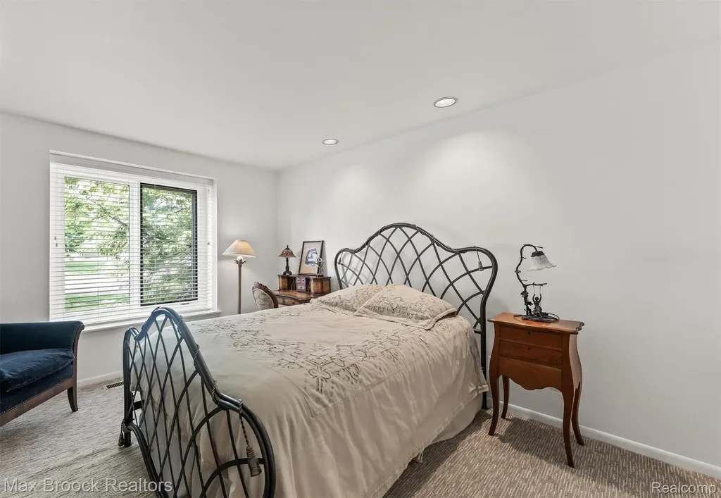 5725 Ridgewood Road West Bloomfield Charter Township MI 48322