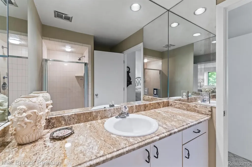 5725 Ridgewood Road West Bloomfield Charter Township MI 48322