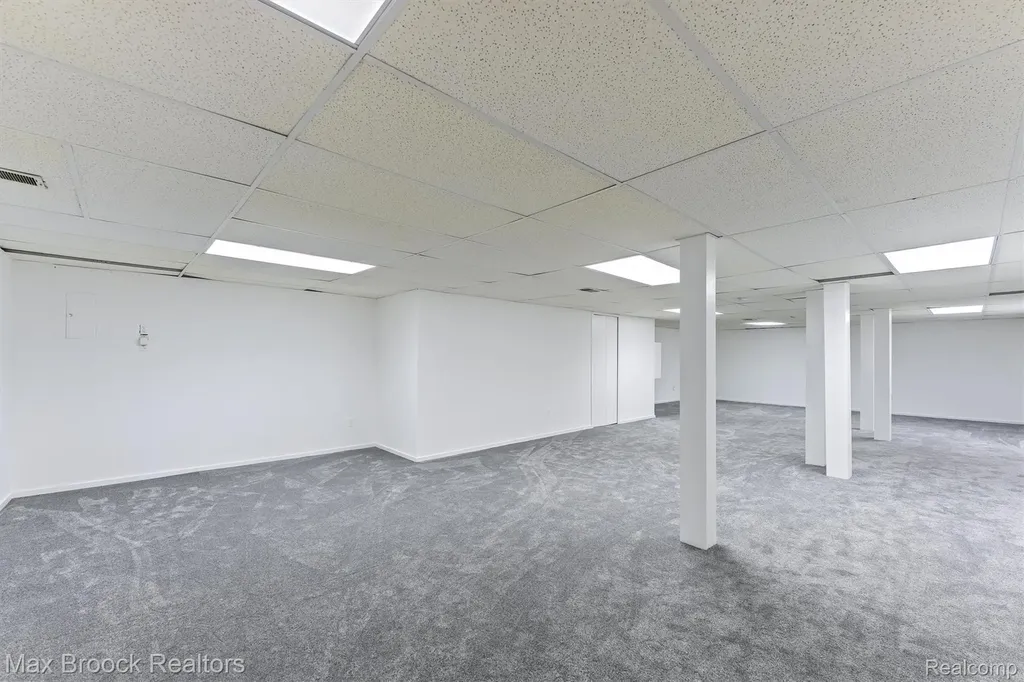 5725 Ridgewood Road West Bloomfield Charter Township MI 48322