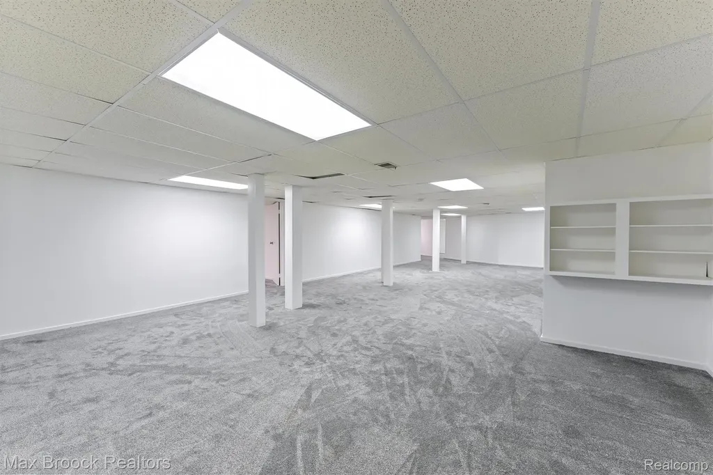 5725 Ridgewood Road West Bloomfield Charter Township MI 48322