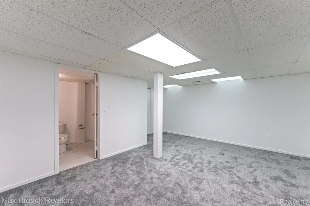 5725 Ridgewood Road West Bloomfield Charter Township MI 48322
