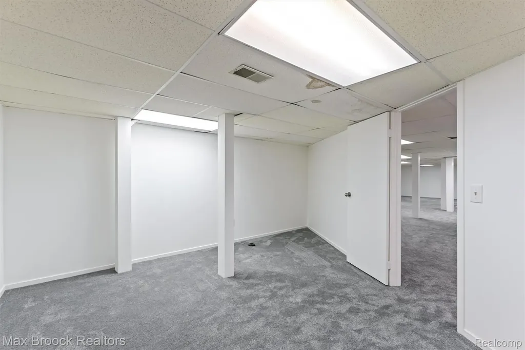 5725 Ridgewood Road West Bloomfield Charter Township MI 48322