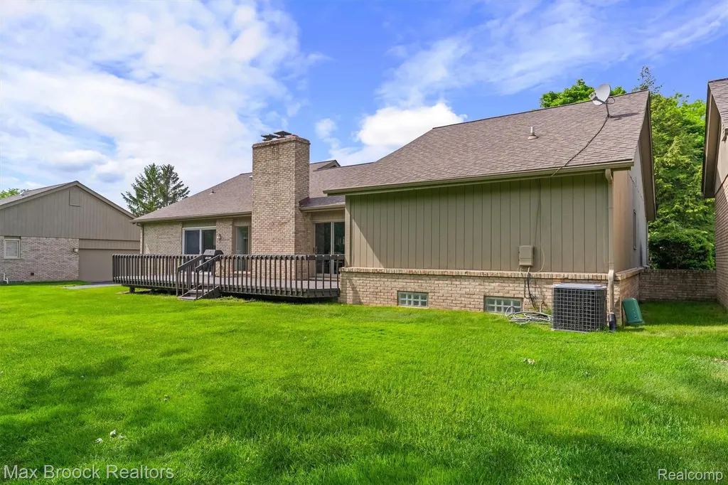 5725 Ridgewood Road West Bloomfield Charter Township MI 48322