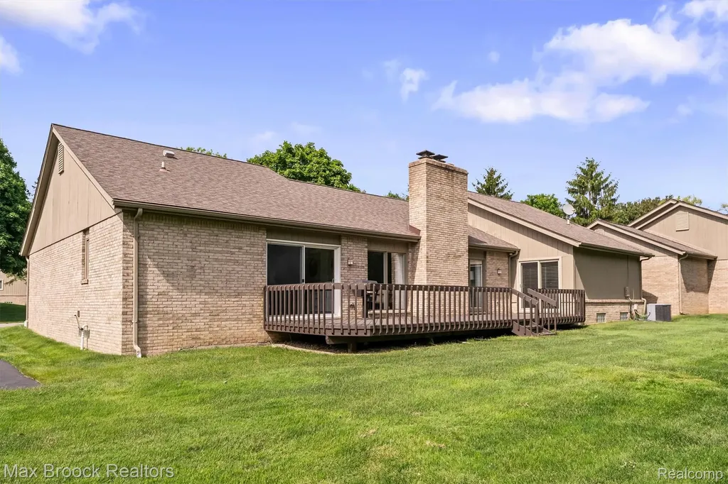 5725 Ridgewood Road West Bloomfield Charter Township MI 48322
