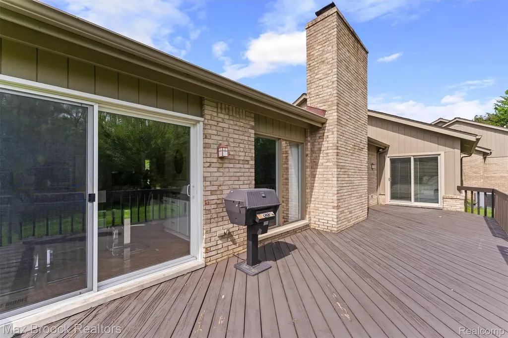 5725 Ridgewood Road West Bloomfield Charter Township MI 48322