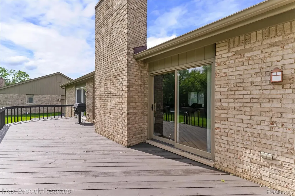 5725 Ridgewood Road West Bloomfield Charter Township MI 48322