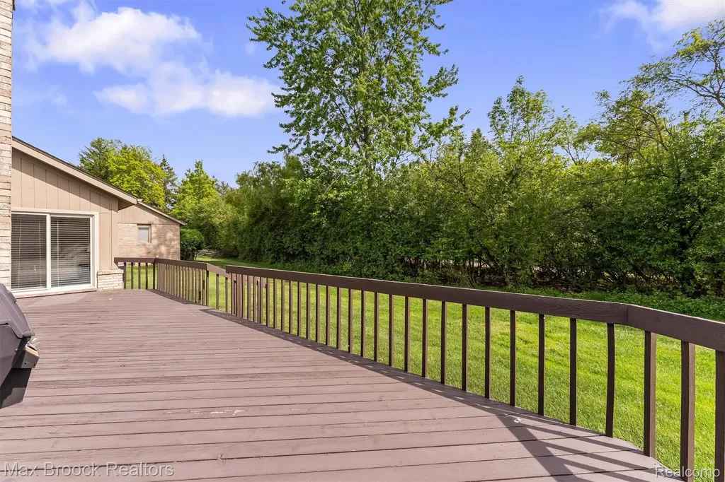 5725 Ridgewood Road West Bloomfield Charter Township MI 48322