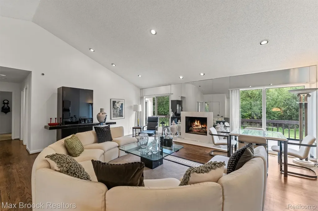 5725 Ridgewood Road West Bloomfield Charter Township MI 48322