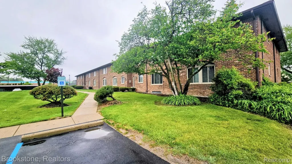 19601 W 12 Mile Road Southfield City MI 48076
