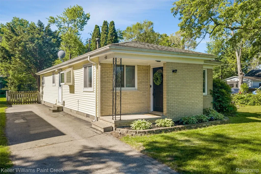 2742 Campers Drive Highland Charter Township MI 48356