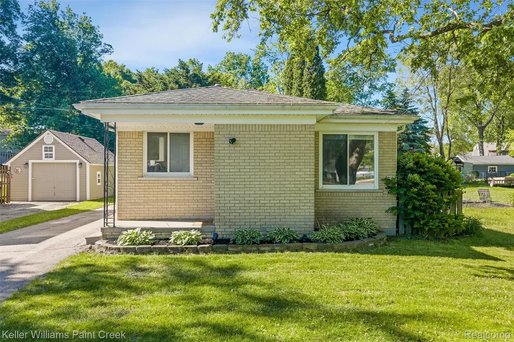 2742 Campers Drive Highland Charter Township MI 48356