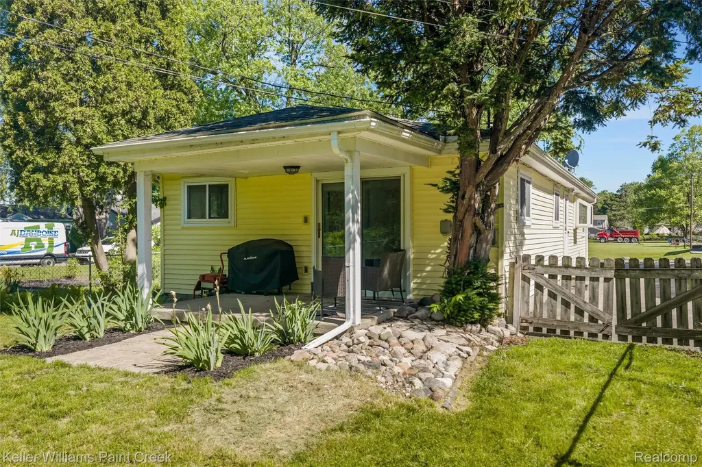 2742 Campers Drive Highland Charter Township MI 48356