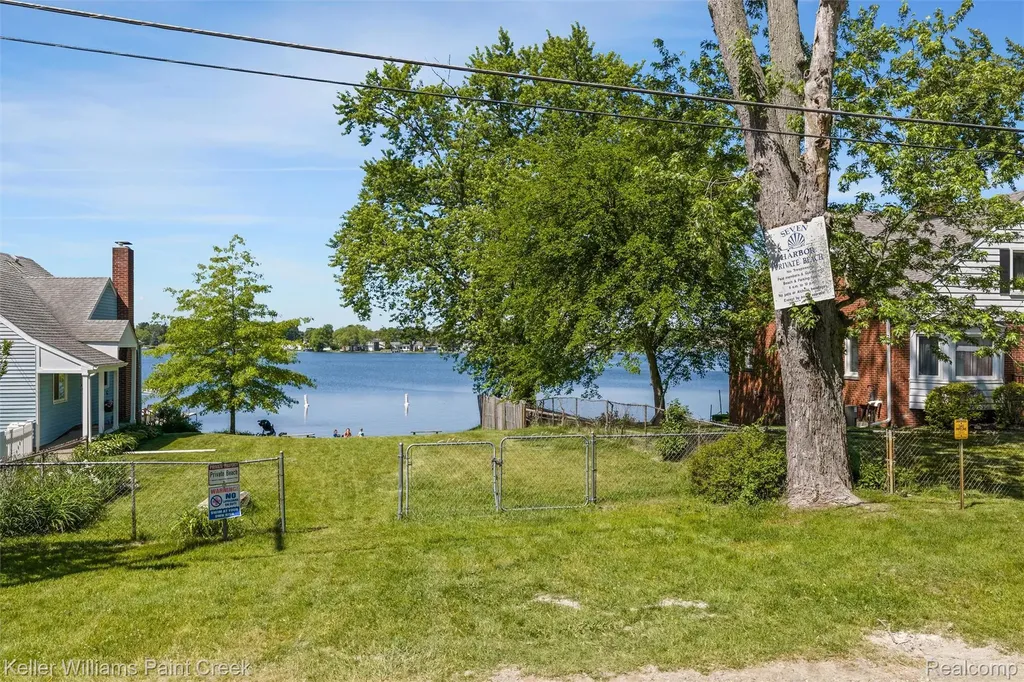 2742 Campers Drive Highland Charter Township MI 48356