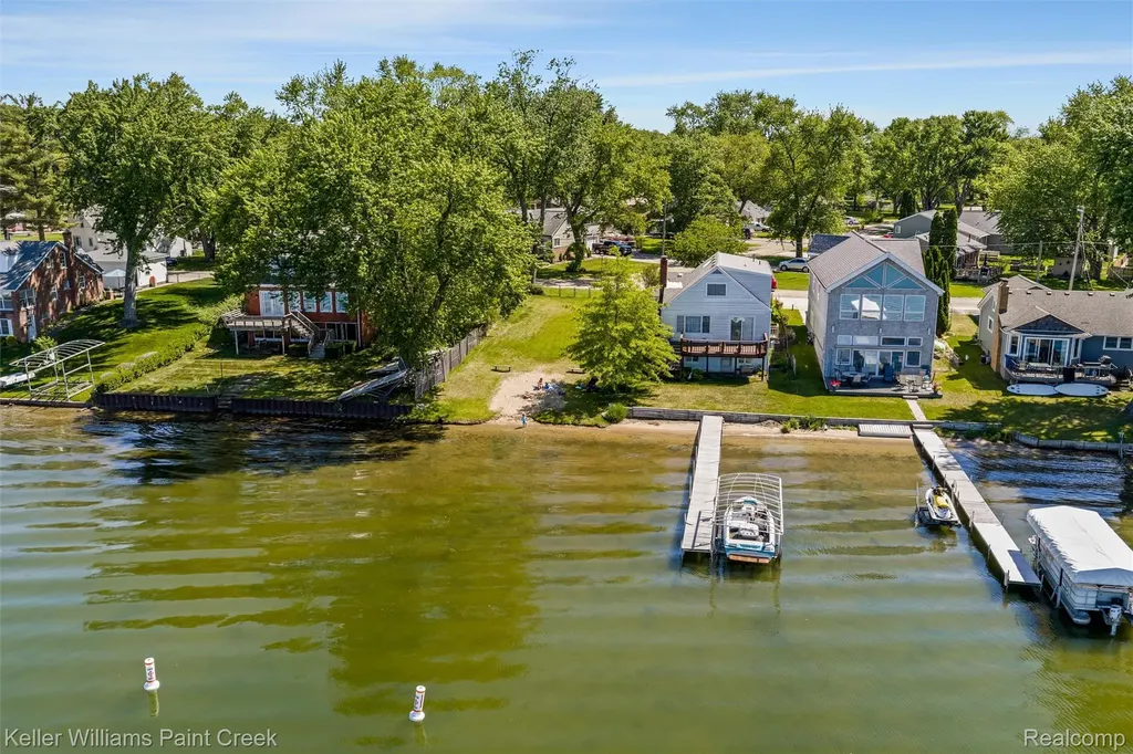 2742 Campers Drive Highland Charter Township MI 48356