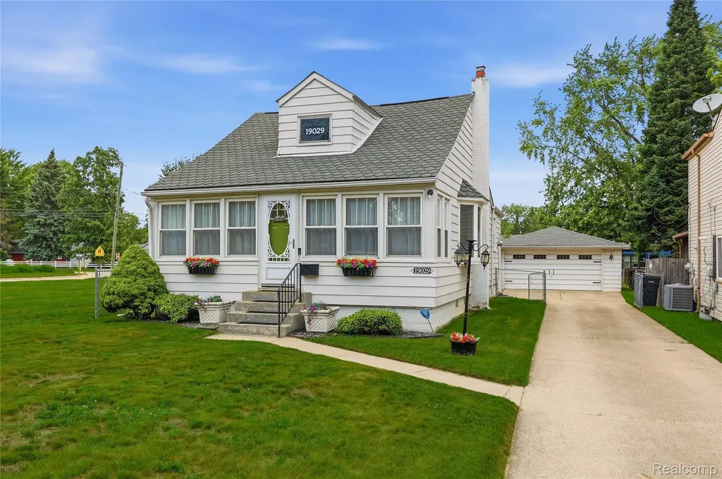 19029 Florian Street Roseville City MI 48066