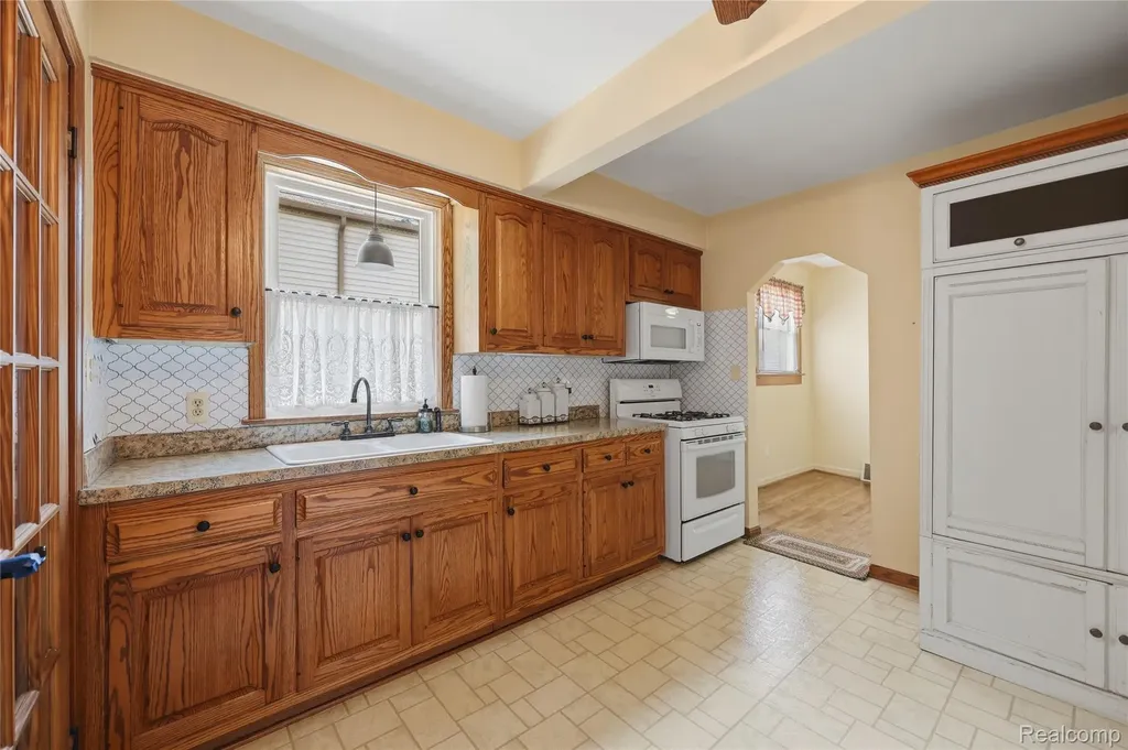 19029 Florian Street Roseville City MI 48066