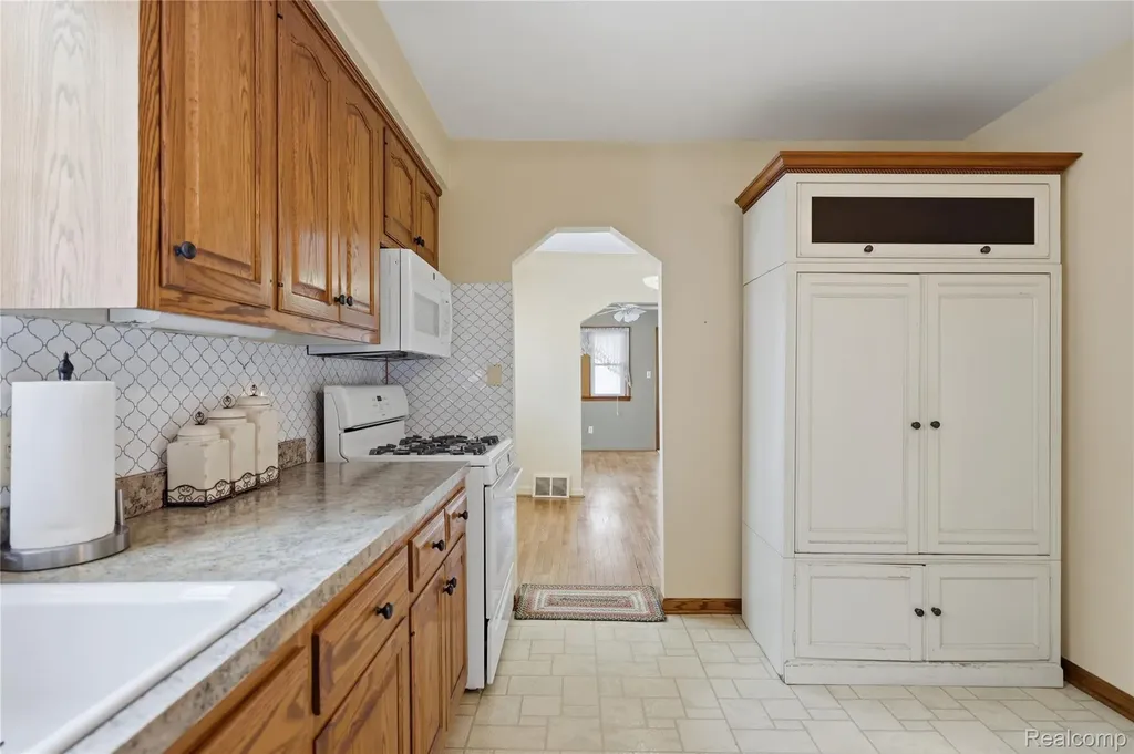 19029 Florian Street Roseville City MI 48066