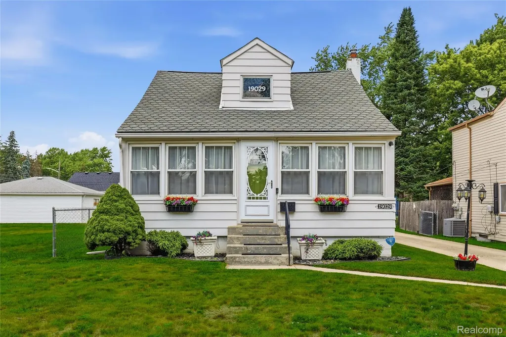 19029 Florian Street Roseville City MI 48066