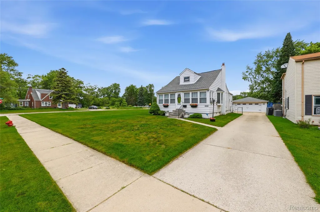 19029 Florian Street Roseville City MI 48066